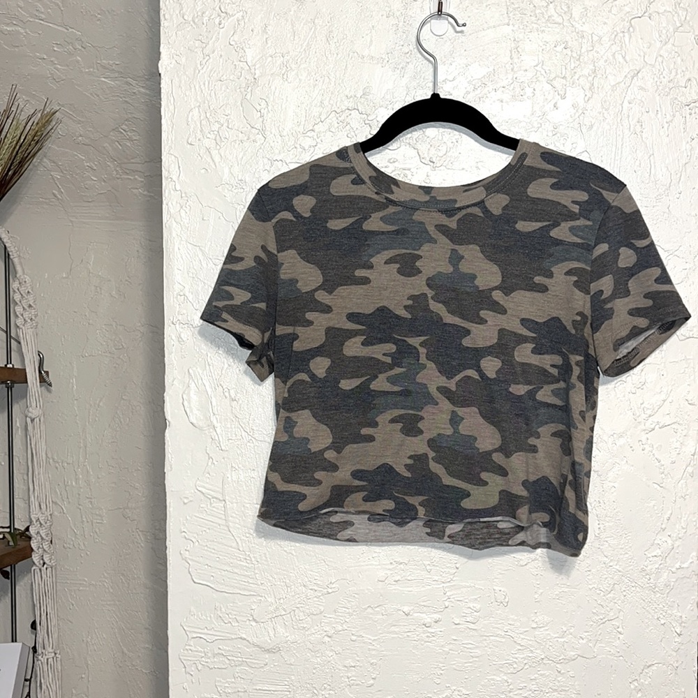 Camo cropped tee